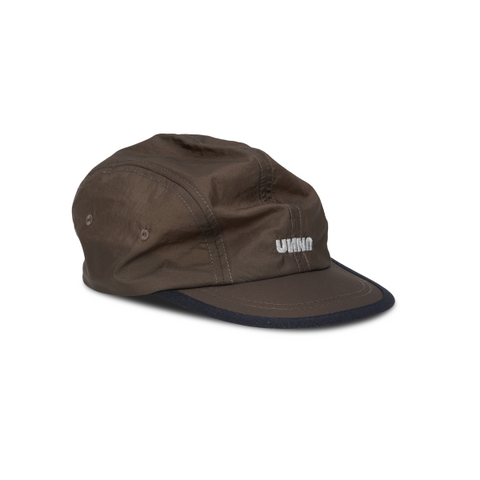 Unisex running cap in Wren Brown. Made in a lightweight (50g/m2) GRS Recycled Polyester. Water repellent, PFC free and adjustable strap. UNNA logo in front and black "Finish in a Good Place" patch in the back.