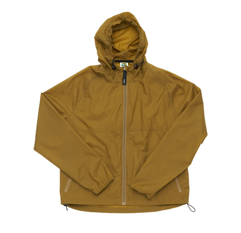 Women's ultra-lightweight running jacket (55g/m²) in Gold Olive. It features an adjustable hood, two side pockets, a back pocket, and side vents for enhanced ventilation. It is equipped with adjustable straps at the hem for a customizable fit. Made from 100% recycled nylon, it offers protection against wind and light rain. Additionally, it is packable, PFC-free, and features a reflective UNNA logo on the back, along with a UNNA patch on the zipper