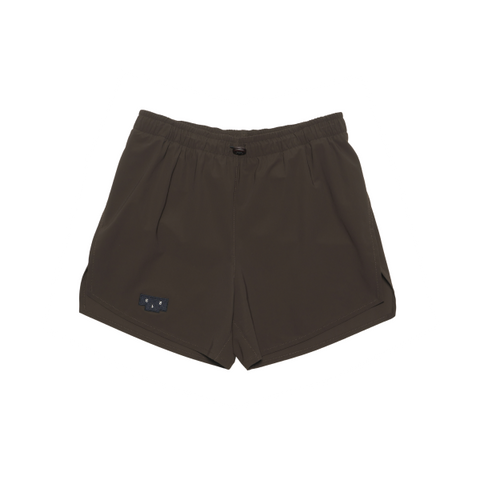 Men's running shorts in Java Brown with a soft stretch and side vents. Podium Logo in the front and reflective "Finish in a Good Place" slogan on the back. Two smart hidden pockets on the inside to keep your phone and keys/headphones in place. Made in Econyl.