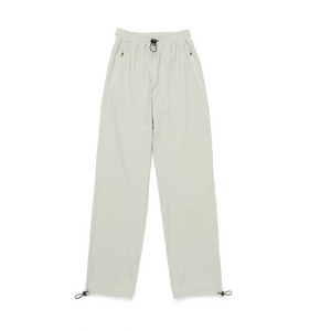 Men's running pants in Blonde Grey with a soft stretch, two front pockets and smart hidden pockets to keep your phone in place. Made in Econyl.