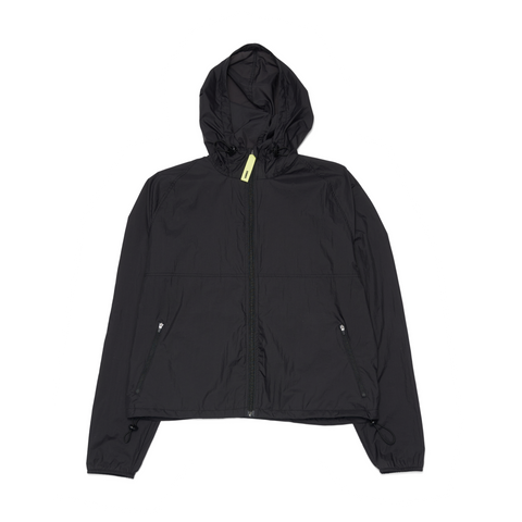 Men's ultra-lightweight running jacket (55g/m²) in Black. It features an adjustable hood, two side pockets, a back pocket, and side vents for enhanced ventilation. It is equipped with adjustable straps at the hem for a customizable fit. Made from 100% recycled nylon, it offers protection against wind and light rain. Additionally, it is packable, PFC-free, and features a reflective UNNA logo on the back, along with a UNNA patch on the zipper