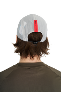 Unisex running cap in Pearl Grey. Made in a lightweight (50g/m2) GRS Recycled Polyester. Water repellent, PFC free and adjustable strap. UNNA logo in front and red "Finish in a Good Place" patch in the back.