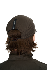 Unisex running cap in Wren Brown. Made in a lightweight (50g/m2) GRS Recycled Polyester. Water repellent, PFC free and adjustable strap. UNNA logo in front and black "Finish in a Good Place" patch in the back.