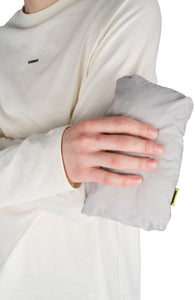 Men's Lightweight (50g/m2) running anorak in Pearl Grey, made in 100% GRS Recycled polyester. Water repellent, packable and with full UV protection. Thumb holes on sleeves and “Finish in a Good Place” patch on the zip.