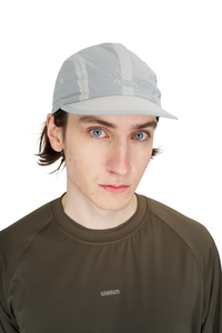 Unisex running cap in Pearl Grey. Made in a lightweight (50g/m2) GRS Recycled Polyester. Water repellent, PFC free and adjustable strap. UNNA logo in front and red "Finish in a Good Place" patch in the back.