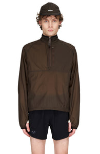 Men's Lightweight (50g/m2) running anorak in Wren Brown, made in 100% GRS Recycled polyester. Water repellent, packable and with full UV protection. Thumb holes on sleeves and “Finish in a Good Place” patch on the zip.