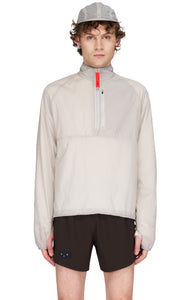 Men's Lightweight (50g/m2) running anorak in Pearl Grey, made in 100% GRS Recycled polyester. Water repellent, packable and with full UV protection. Thumb holes on sleeves and “Finish in a Good Place” patch on the zip.