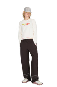 Wide running pants in Java Brown with a soft stretch, two front pockets and a smart hidden pocket to keep your phone in place. Two reflective contrast seams around the bottom of each leg. Elasticated waist and hem with cord stoppers. Made in Econyl.