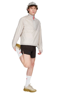 Men's Lightweight (50g/m2) running anorak in Pearl Grey, made in 100% GRS Recycled polyester. Water repellent, packable and with full UV protection. Thumb holes on sleeves and “Finish in a Good Place” patch on the zip.