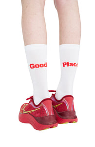 2-pack of longer running socks with slight compression and a check composition. Red jacquard embroidery UNNA logo on the toe and 'Good Place' with one word separated on each sock.