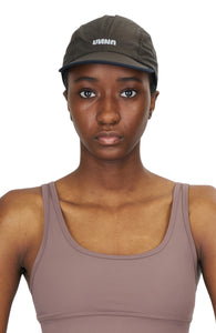 Unisex running cap in Wren Brown. Made in a lightweight (50g/m2) GRS Recycled Polyester. Water repellent, PFC free and adjustable strap. UNNA logo in front and black "Finish in a Good Place" patch in the back.