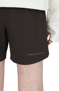 Men's running shorts in Java Brown with a soft stretch and side vents. Podium Logo in the front and reflective "Finish in a Good Place" slogan on the back. Two smart hidden pockets on the inside to keep your phone and keys/headphones in place. Made in Econyl.
