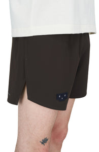 Men's running shorts in Java Brown with a soft stretch and side vents. Podium Logo in the front and reflective "Finish in a Good Place" slogan on the back. Two smart hidden pockets on the inside to keep your phone and keys/headphones in place. Made in Econyl.