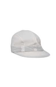 Unisex running cap in Pearl Grey. Made in a lightweight (50g/m2) GRS Recycled Polyester. Water repellent, PFC free and adjustable strap. UNNA logo in front and red "Finish in a Good Place" patch in the back.