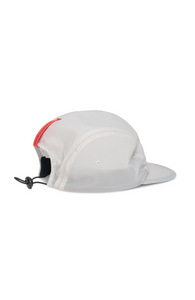Unisex running cap in Pearl Grey. Made in a lightweight (50g/m2) GRS Recycled Polyester. Water repellent, PFC free and adjustable strap. UNNA logo in front and red "Finish in a Good Place" patch in the back.