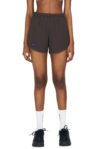 Women's running shorts in Java Brown with a soft stretch and side vents. Podium Logo in the front and reflective "Finish in a Good Place" slogan on the back. Two smart hidden pockets on the inside to keep your phone and keys/headphones in place. Made in Econyl. 