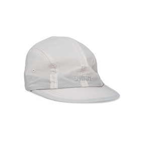 Unisex running cap in Pearl Grey. Made in a lightweight (50g/m2) GRS Recycled Polyester. Water repellent, PFC free and adjustable strap. UNNA logo in front and red 