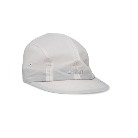 Unisex running cap in Pearl Grey. Made in a lightweight (50g/m2) GRS Recycled Polyester. Water repellent, PFC free and adjustable strap. UNNA logo in front and red "Finish in a Good Place" patch in the back.