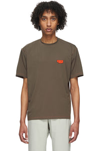 Men's T-shirt in Wren Brown with a regular fit and orange contrast seams. Made in an Italian lightweight fabric that has great absorbing quality and dries quickly. Patch with UNNA upside-down Podium Logo on the chest.