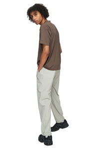 Men's running pants in Blonde Grey with a soft stretch, two front pockets and smart hidden pockets to keep your phone in place. Made in Econyl.