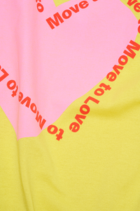 Women's t-shirt in ‌Jell-O Yellow with a regular fit and brushed finish. Heart print on the back with the text 'Move to Love'. Made in an Organic Cotton & Recycled Polyester blend with Odeur-free tech.