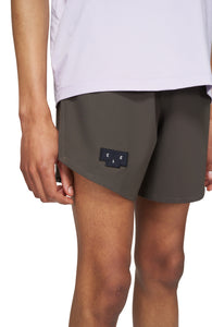 Men's running shorts in Warm Grey with a soft stretch and side vents. Podium Logo in the front and reflective "Finish in a Good Place" slogan on the back. Two smart hidden pockets on the inside to keep your phone and keys/headphones in place. Made in Econyl.