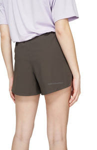 Women's running shorts in Warm Grey with a soft stretch and side vents. Podium Logo in the front and reflective "Finish in a Good Place" slogan on the back. Two smart hidden pockets on the inside to keep your phone and keys/headphones in place. Made in Econyl.