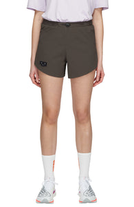 Women's running shorts in Warm Grey with a soft stretch and side vents. Podium Logo in the front and reflective "Finish in a Good Place" slogan on the back. Two smart hidden pockets on the inside to keep your phone and keys/headphones in place. Made in Econyl.